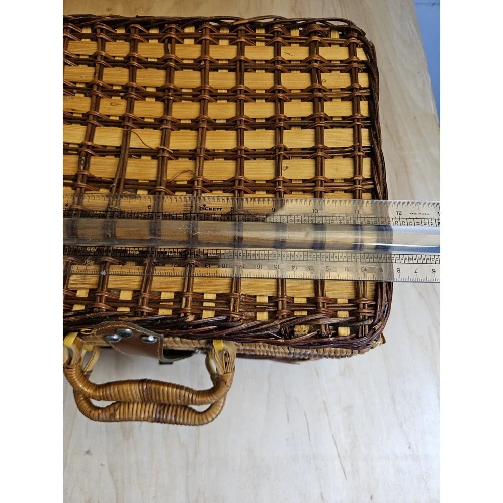 Elizabeth Arden Wicker Picnic Basket Set 4 Plates Tumblers Flatware Napkins Vtg